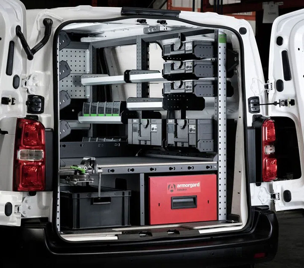 VW T6 Bj. 15-25 L2H1 Fahrzeugeinrichtung "UltiVan Komplett"