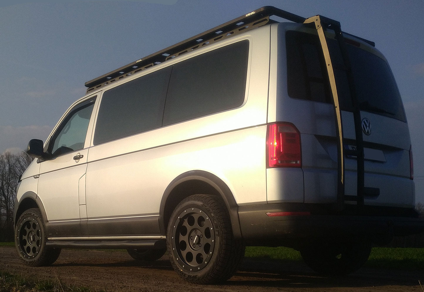 VW T6 Bj. 15-25 Kurzer RS schwarze Schwellerrohre 45° Enden Mit Auftritt