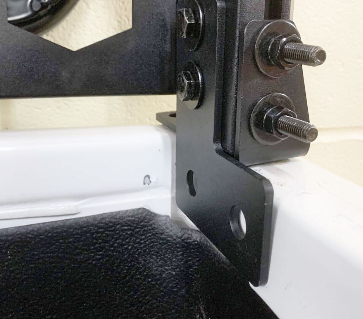 VW Amarok Bj. 10-22 Aluminium Heckscheiben-Schutzgitter - Direct 4x4 Autozubehör