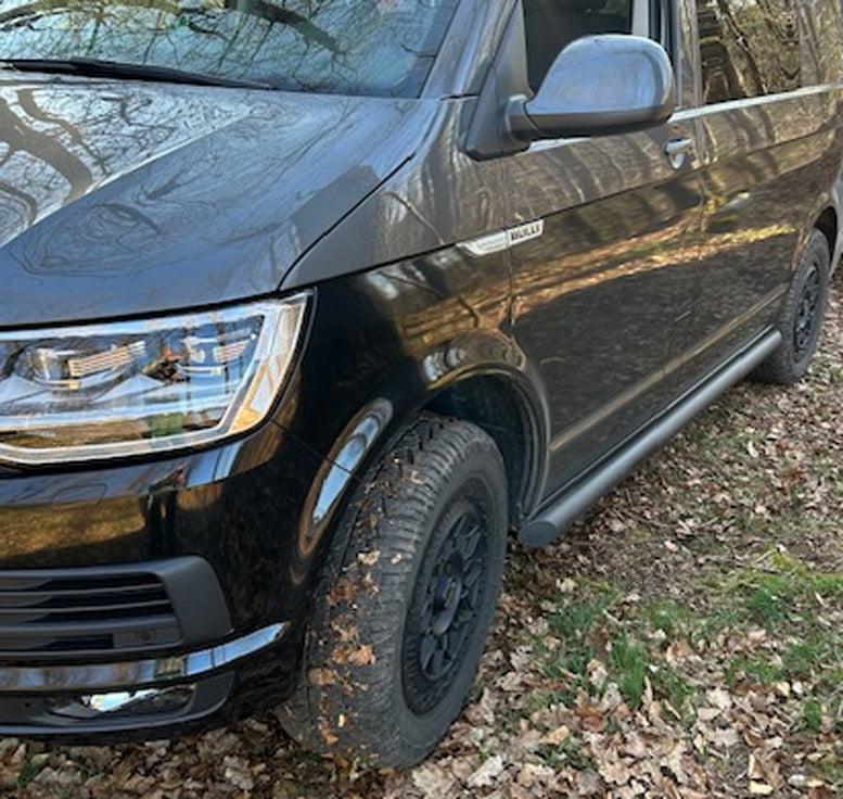 VW T6 Bj. 15-25 Kurzer Radstand schwarze Schwellerrohre mit 45° Enden ohne Stufenpads