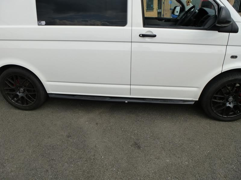 VW T6 ab Bj. 15 Kurzer RS schwarze Schwellerrohre 45° Enden Mit Auftritt - Direct 4x4 Autozubehör
