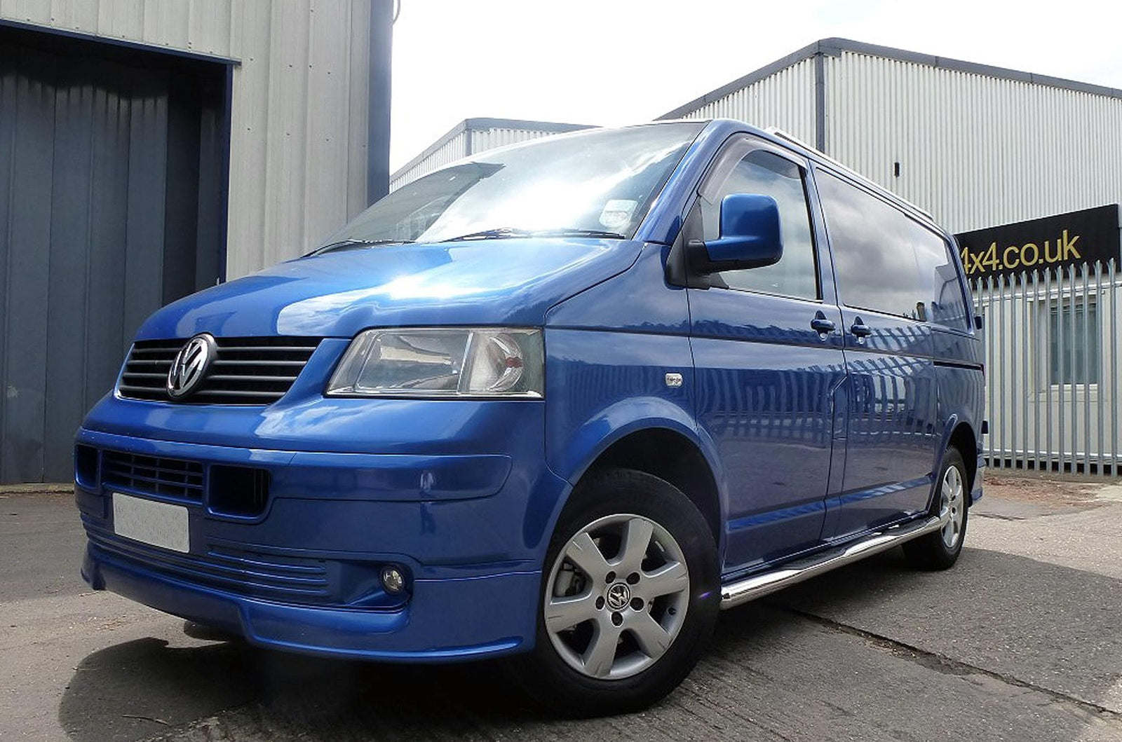 VW T5 Bj. 03-09 Kurzer RS Edelstahl Schwellerrohre mit Trittauflagen - Direct 4x4 Autozubehör