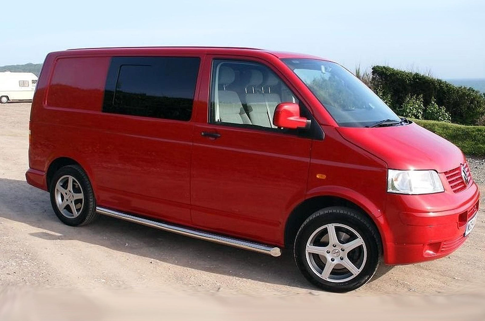 VW T6 ab Bj. 15 Kurzer Radstand Edelstahl Schwellerrohre mit 45° Enden ohne Auftritt - Direct 4x4 Autozubehör