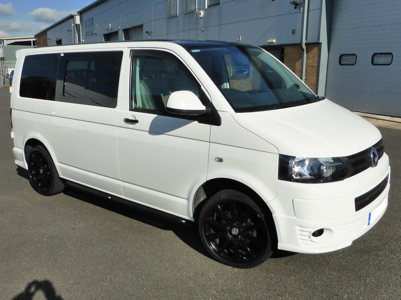 VW T6 ab Bj. 15 Langer RS Schwarze Schwellerrohre "Sport" 64mm - Direct 4x4 Autozubehör