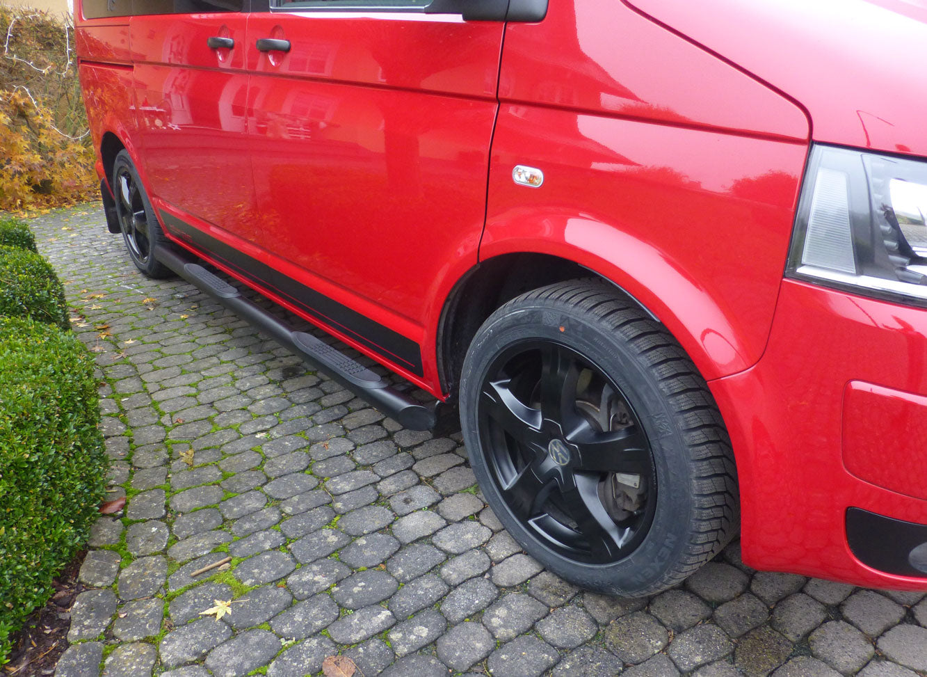 VW T6 ab Bj. 15 Kurzer RS schwarze Schwellerrohre 45° Enden Mit Auftritt - Direct 4x4 Autozubehör