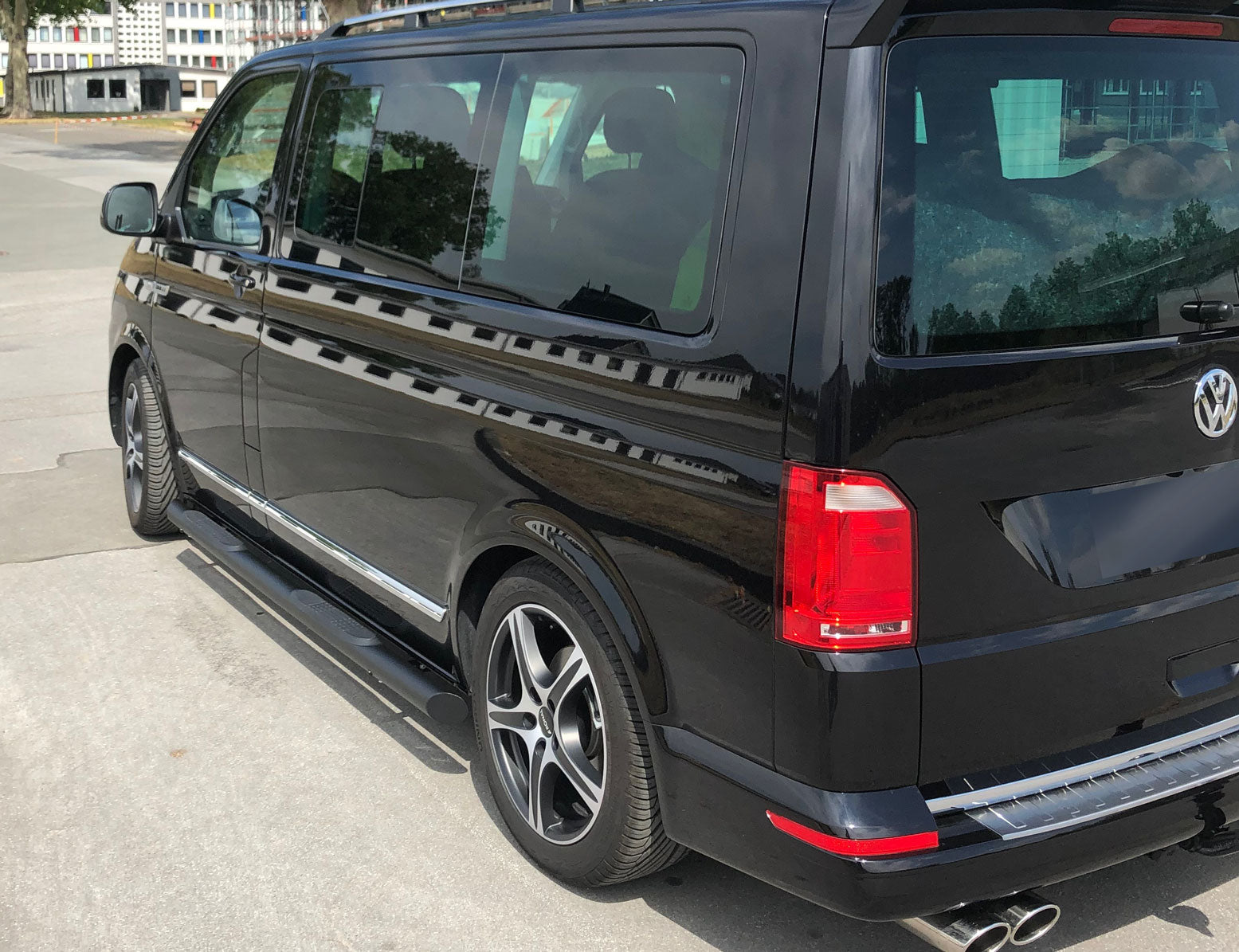 VW T6 ab Bj. 15 Kurzer RS schwarze Schwellerrohre 45° Enden Mit Auftritt - Direct 4x4 Autozubehör