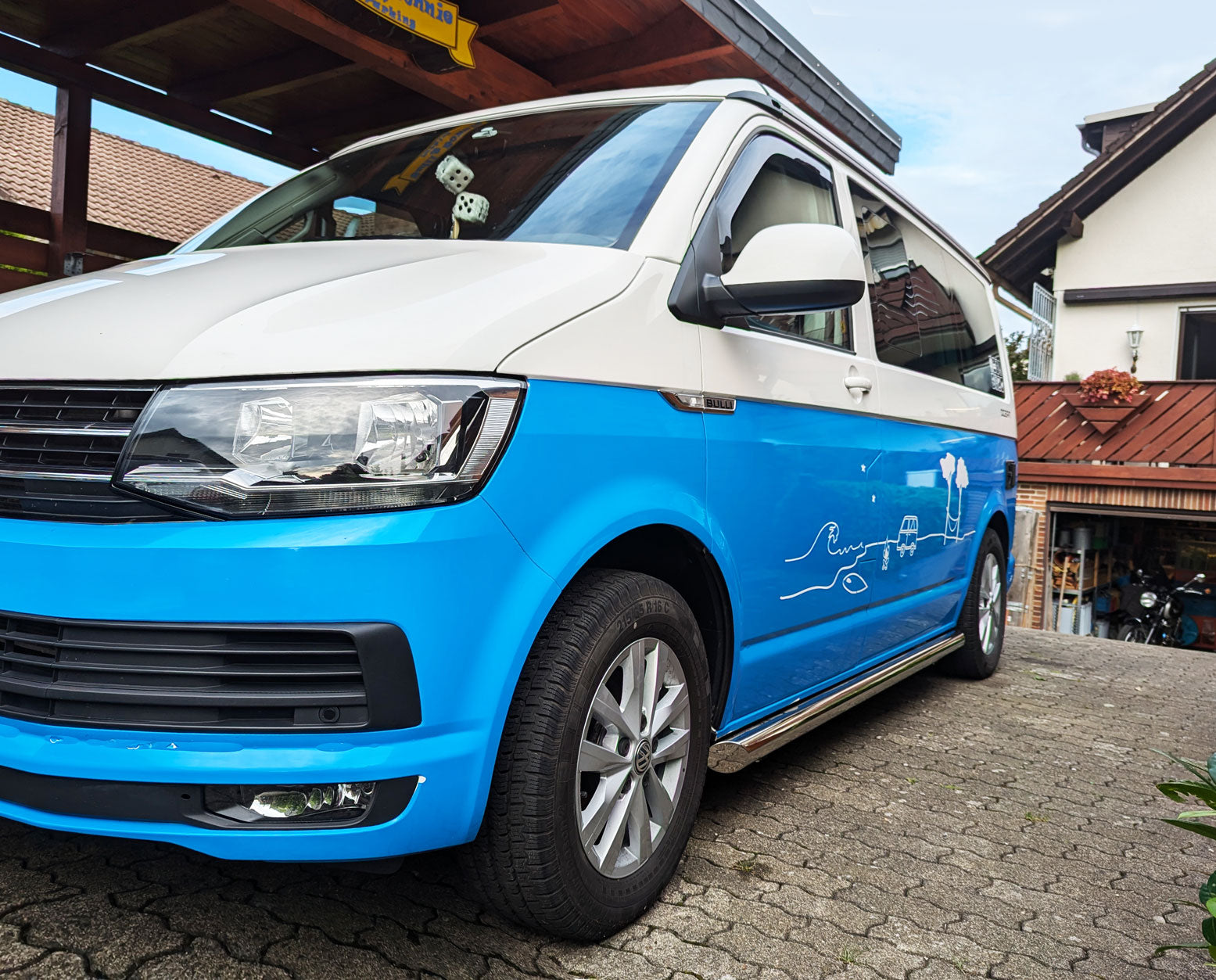 VW T6 ab Bj. 15 Kurzer Radstand schwarze Schwellerrohre mit 45° Enden ohne Stufenpads - Direct 4x4 Autozubehör