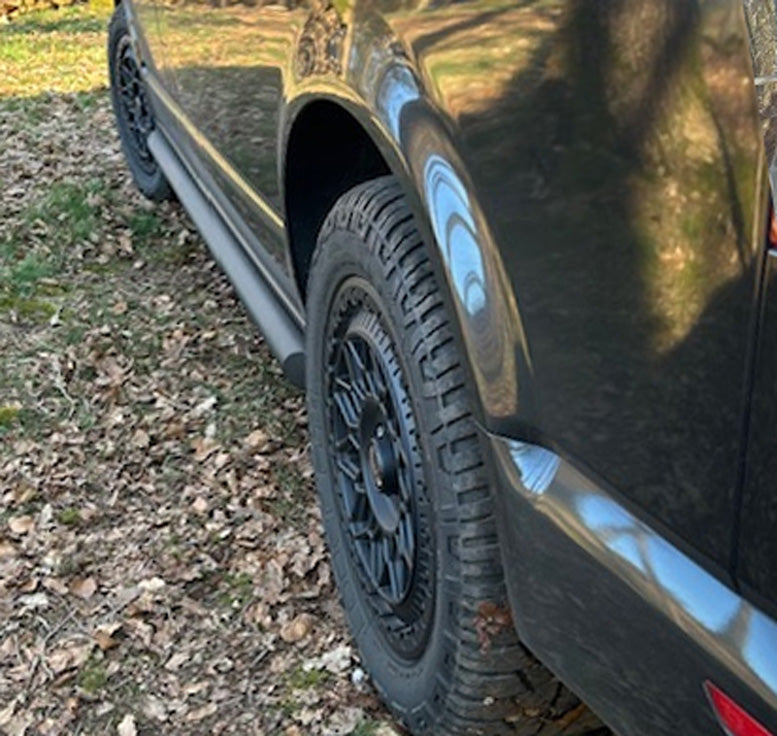 VW T6 Bj. 15-25 Kurzer Radstand  schwarze Schwellerrohre mit 45° Enden ohne Stufenpads