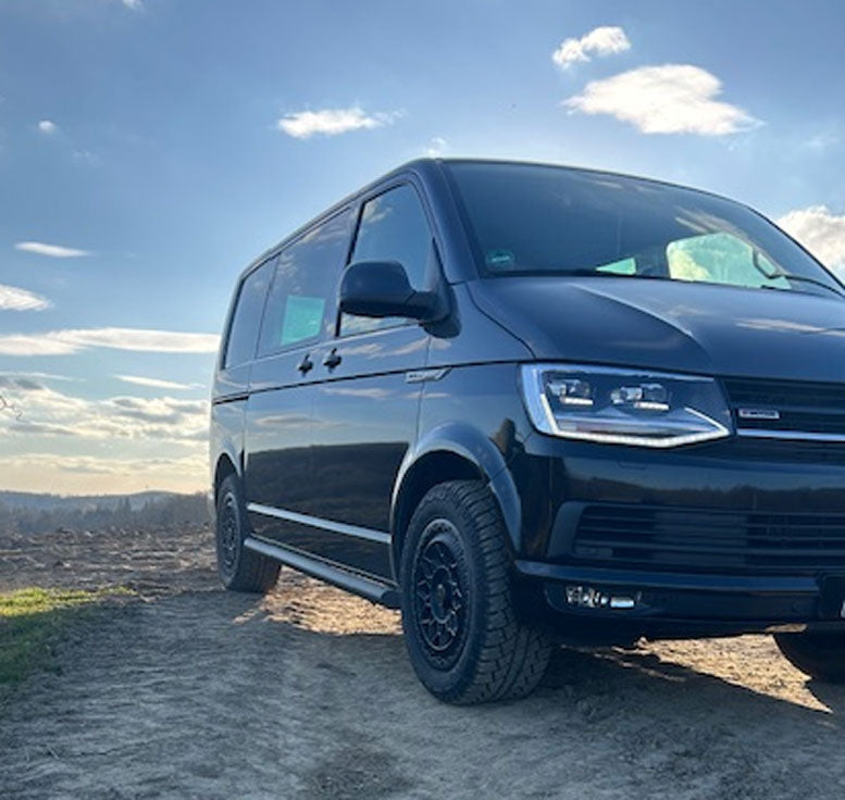 VW T6 Bj. 15-25 Kurzer Radstand  schwarze Schwellerrohre mit 45° Enden ohne Stufenpads