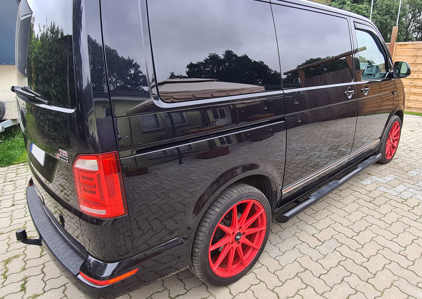 VW T5 Bj. 09-15 Kurzer RS schwarze Schwellerrohre mit 45° Enden