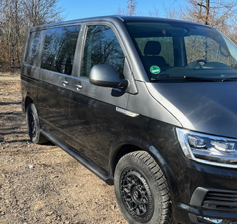 VW T6 Bj. 15-25 Kurzer Radstand  schwarze Schwellerrohre mit 45° Enden ohne Stufenpads