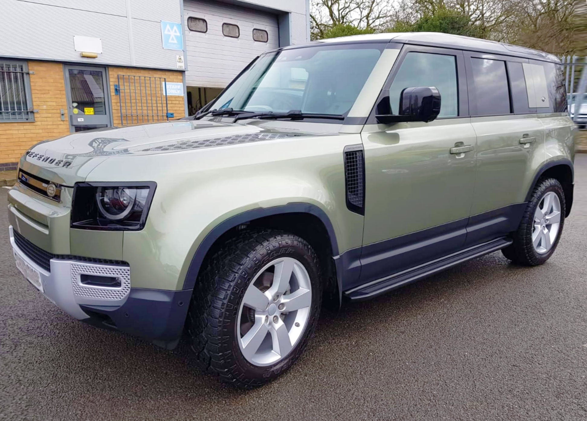 Land Rover Defender 110 ab Bj. 20 Trittbretter "Orca" - Direct 4x4 Autozubehör