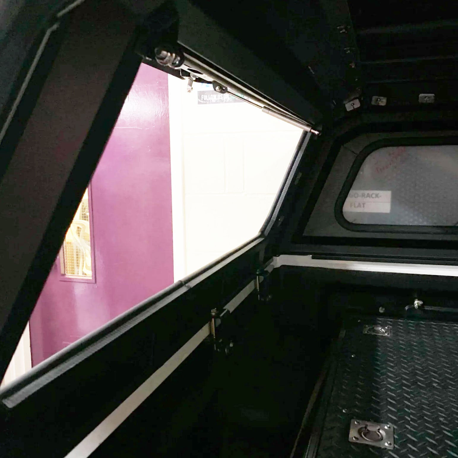 Toyota  Hilux Bj. 05-12 Double Cab Pick-Up Canopy "Expedition"