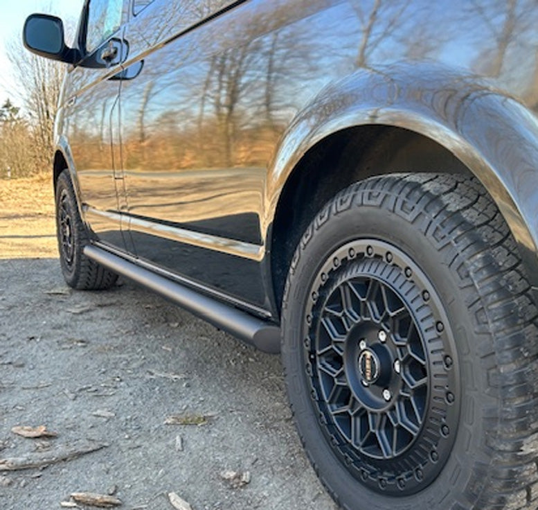 VW T6 Bj. 15-25 Kurzer Radstand  schwarze Schwellerrohre mit 45° Enden ohne Stufenpads