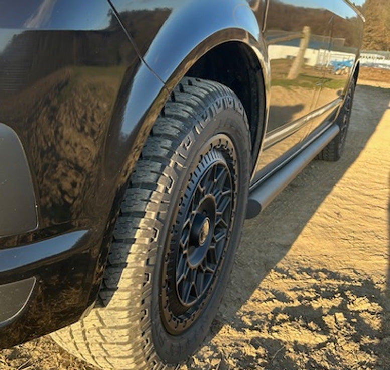 VW T6 Bj. 15-25 Kurzer Radstand  schwarze Schwellerrohre mit 45° Enden ohne Stufenpads