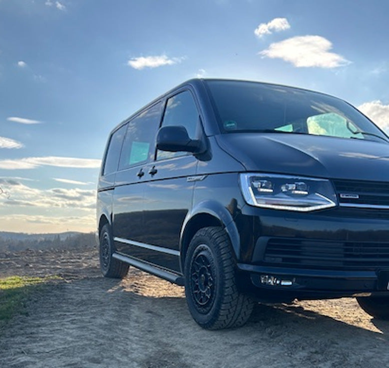 VW T5 Bj. 09-15 Kurzer Radstand schwarze Schwellerrohre mit 45° Enden ohne Stufenpads