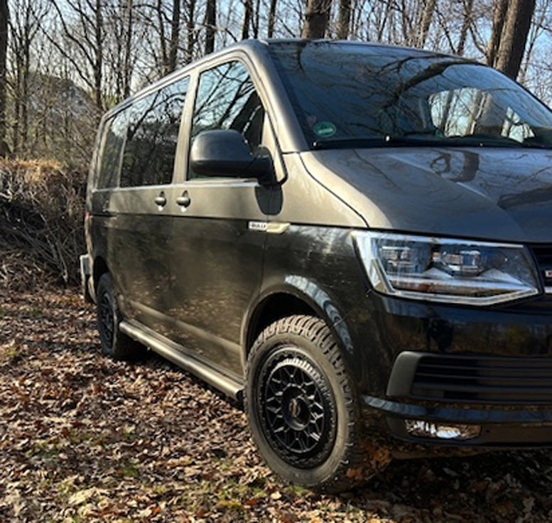 VW T6 Bj. 15-25 Kurzer Radstand  schwarze Schwellerrohre mit 45° Enden ohne Stufenpads