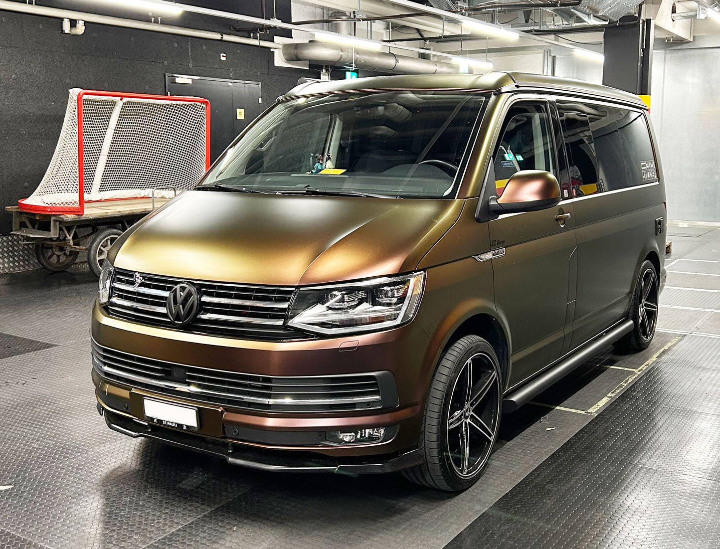 VW T6 ab Bj. 15 Kurzer Radstand schwarze Schwellerrohre mit 45° Enden ohne Stufenpads - Direct 4x4 Autozubehör