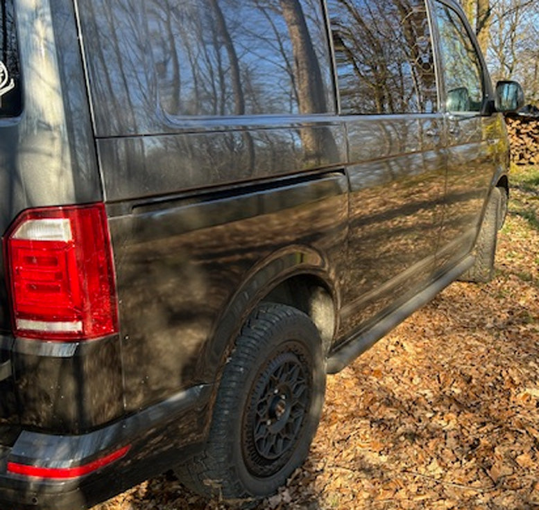 VW T6 Bj. 15-25 Kurzer Radstand  schwarze Schwellerrohre mit 45° Enden ohne Stufenpads