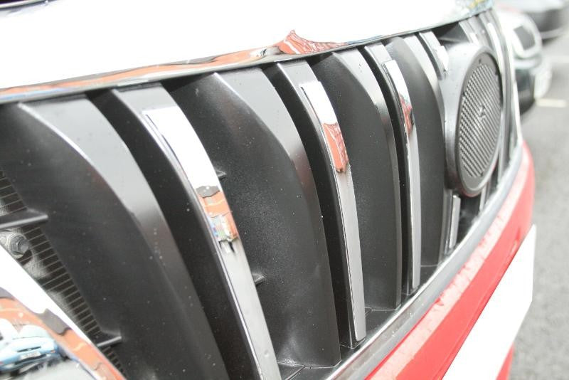Toyota Hilux Bj. 12-15 Kühlergrill Blende Chrom/ Schwarz - Direct 4x4 Autozubehör