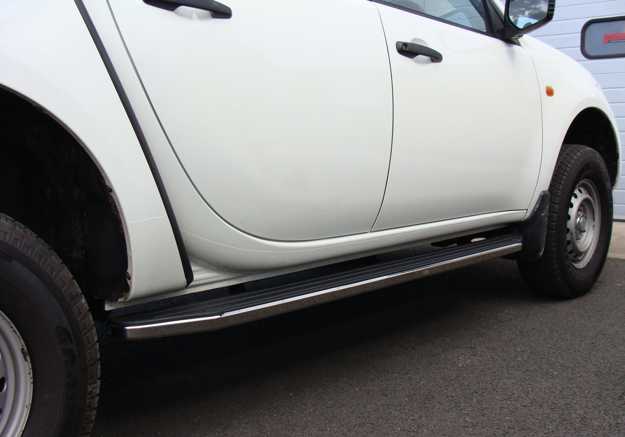 Mitsubishi L200 Bj. 05-15 Trittbretter "Raptor" - Direct 4x4 Autozubehör