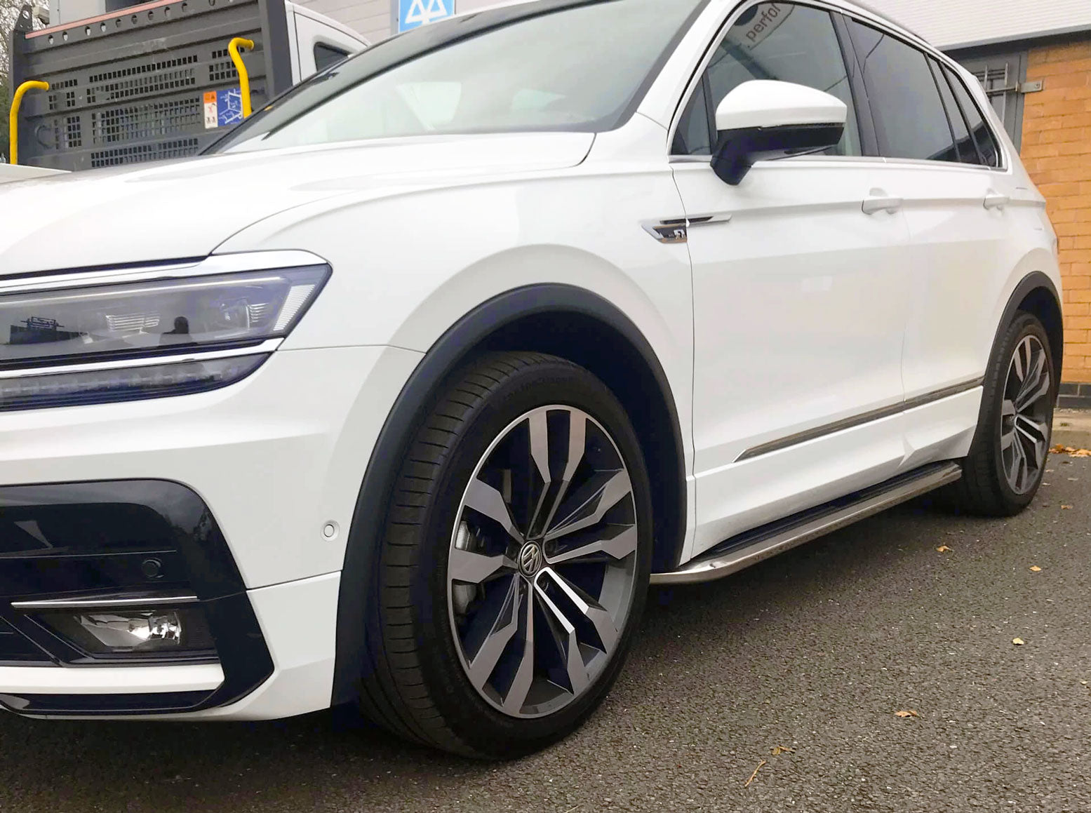 VW Tiguan ab Bj. 16 Trittbretter "Premier" - Direct 4x4 Autozubehör