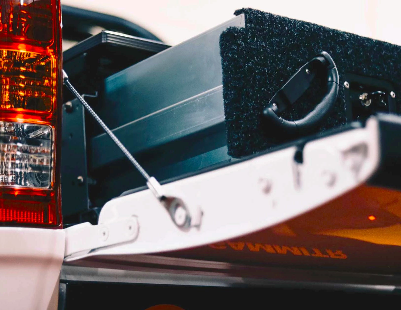 Schubkasten System "TopOne" 130 x 100 x 30cm mit Gummi-Belag - Direct 4x4 Autozubehör