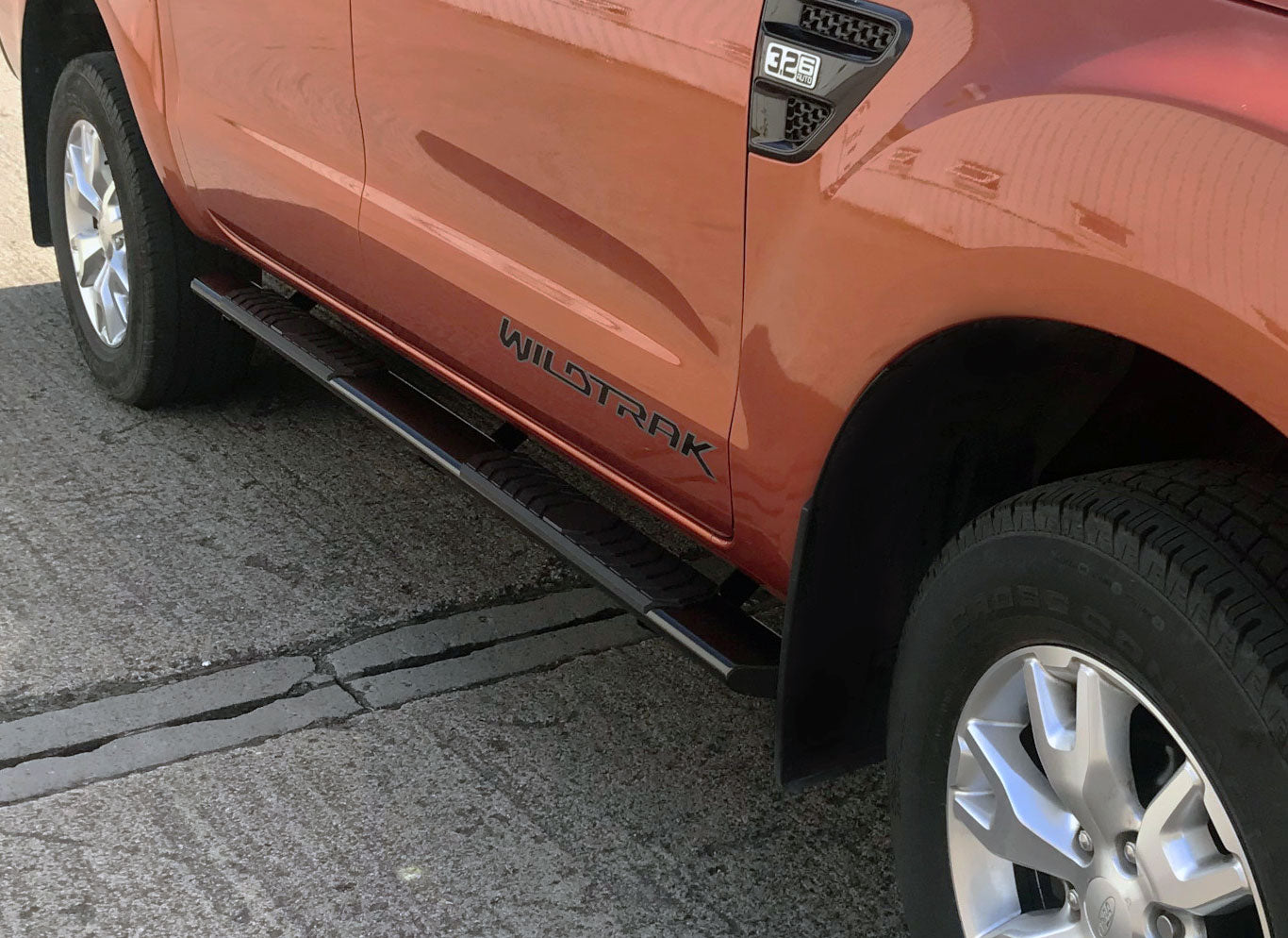 Isuzu D-Max Double Cab ab Bj. 12-20 Trittbretter "Sonar Schwarz" - Direct 4x4 Autozubehör