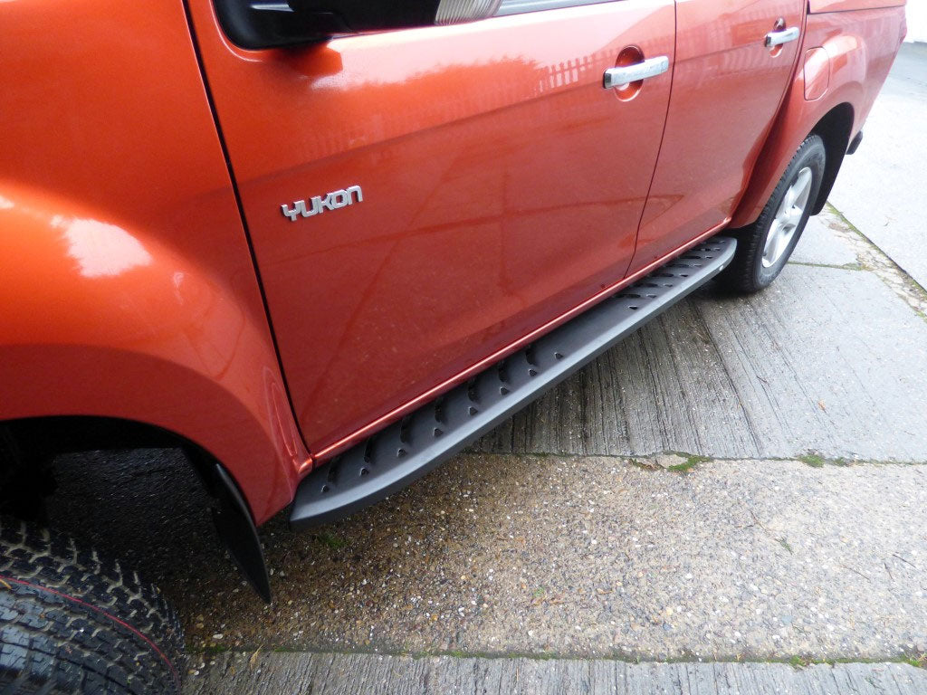 Isuzu D-Max Double Cab ab Bj. 12-20 Trittbretter "Shark" - Direct 4x4 Autozubehör