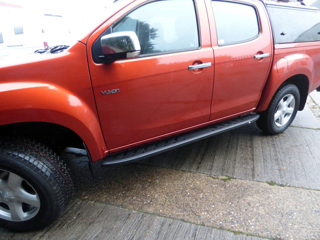 Isuzu D-Max Double Cab ab Bj. 12-20 Trittbretter "Shark" - Direct 4x4 Autozubehör