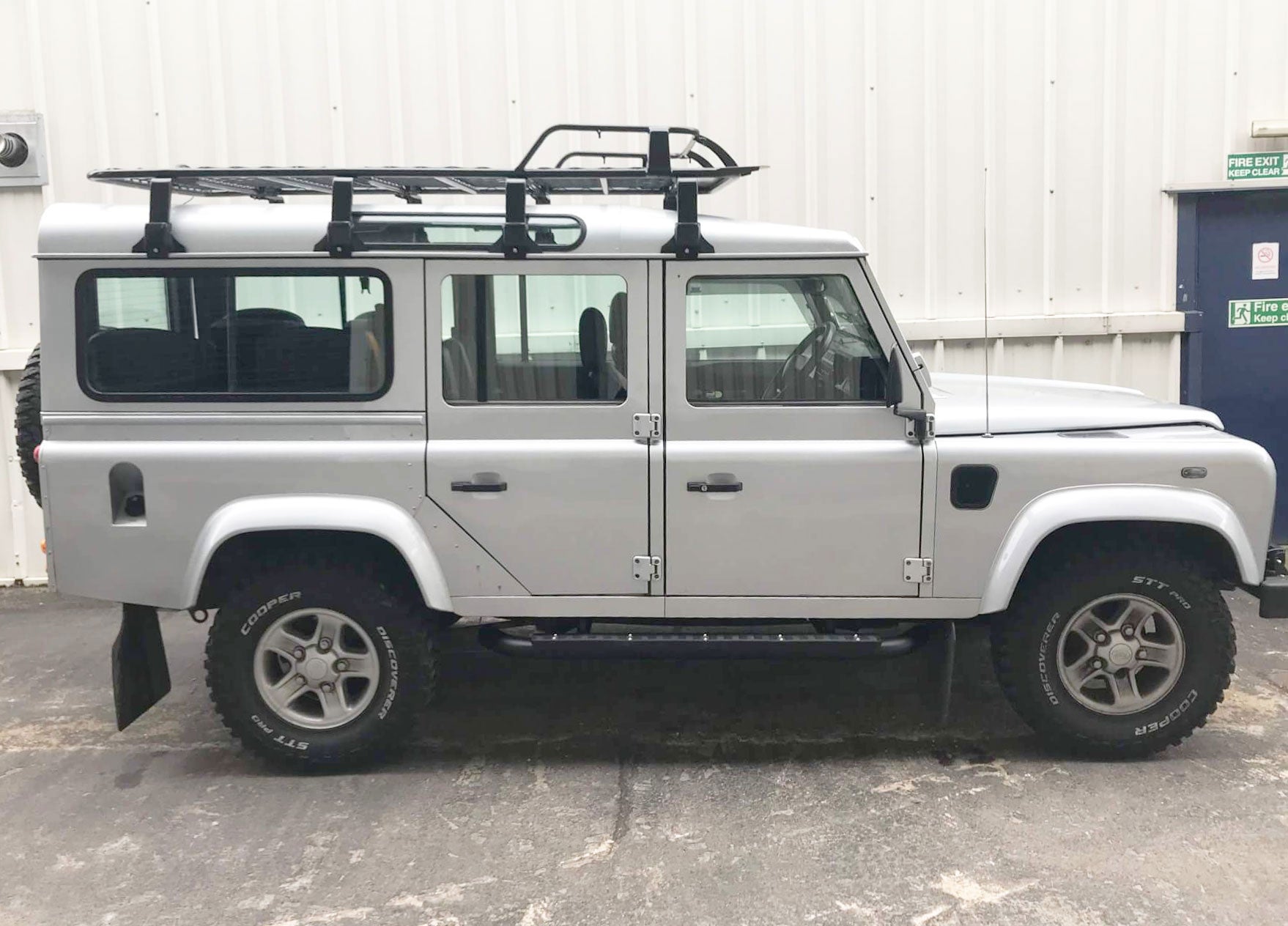 Land Rover Defender 110 Bj. 83-16 schwarze Schwellerrohre - Direct 4x4 Autozubehör