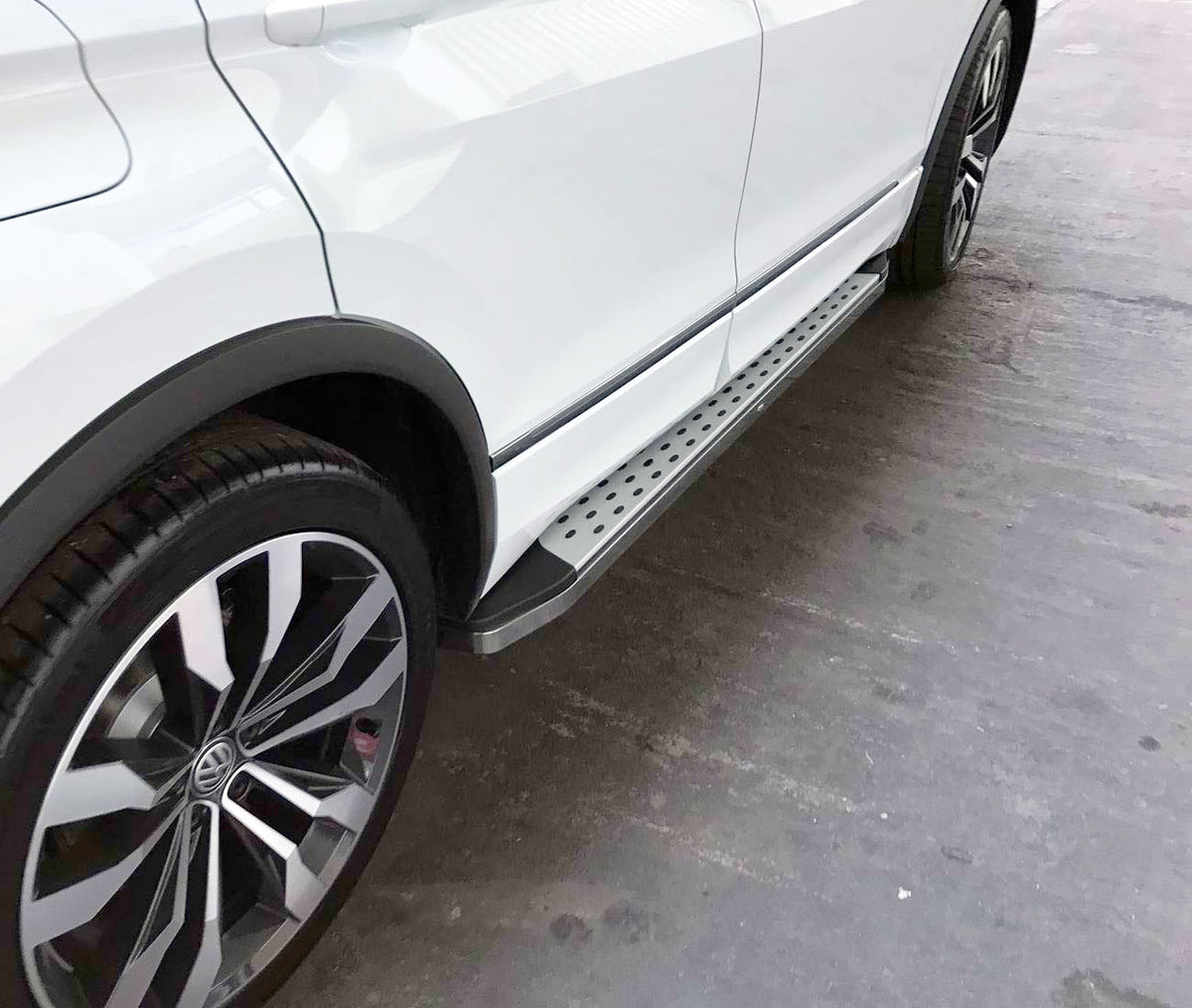 VW Tiguan ab Bj. 16 Trittbretter "Freedom" - Direct 4x4 Autozubehör