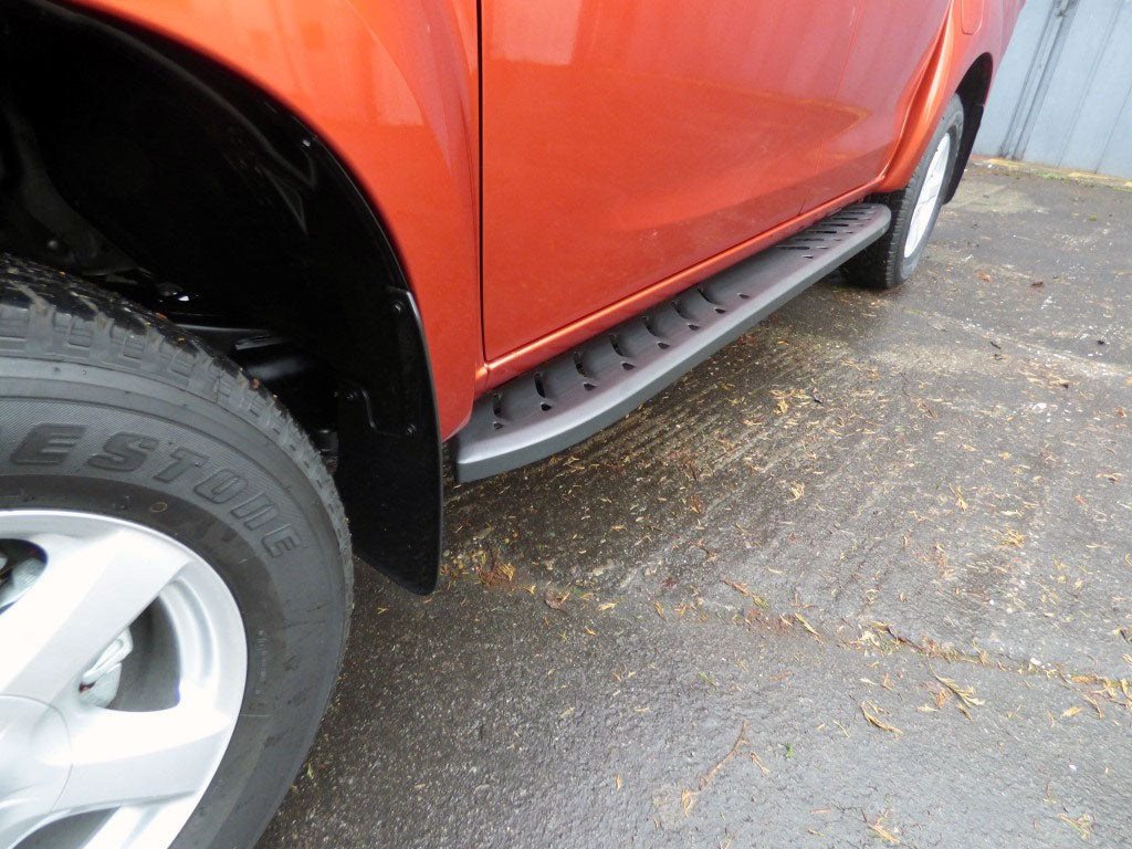 Isuzu D-Max Double Cab ab Bj. 12-20 Trittbretter "Shark" - Direct 4x4 Autozubehör