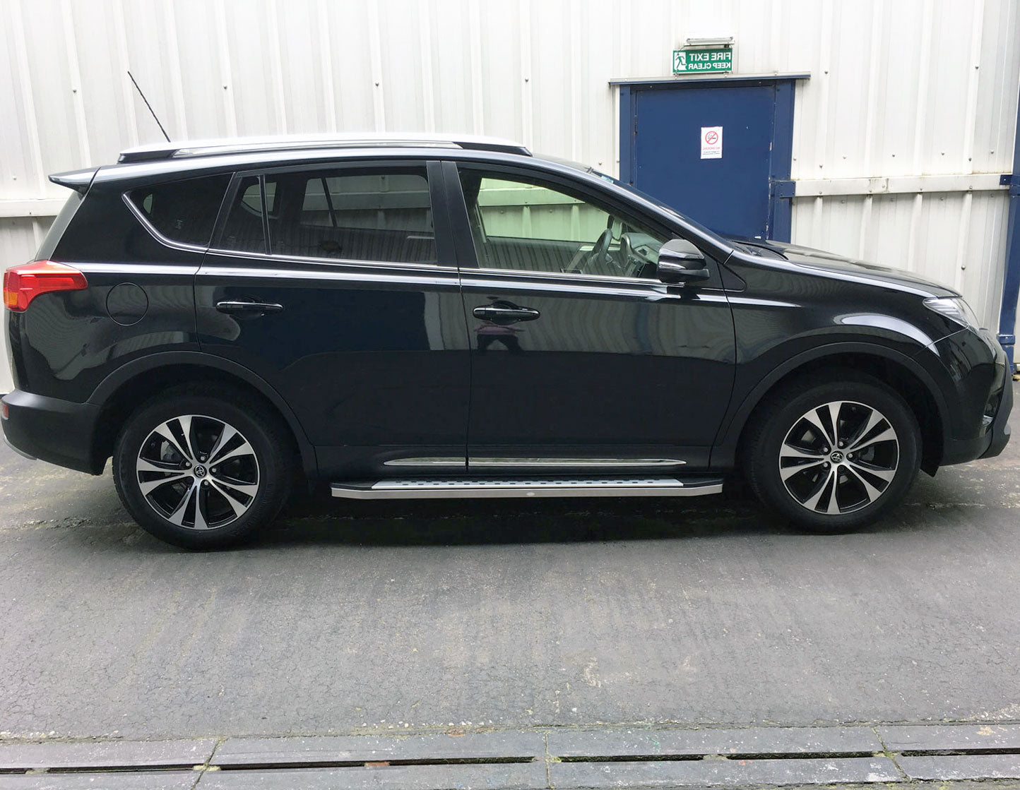 Toyota RAV4 Bj. 16-18 Trittbretter "Freedom" - Direct 4x4 Autozubehör