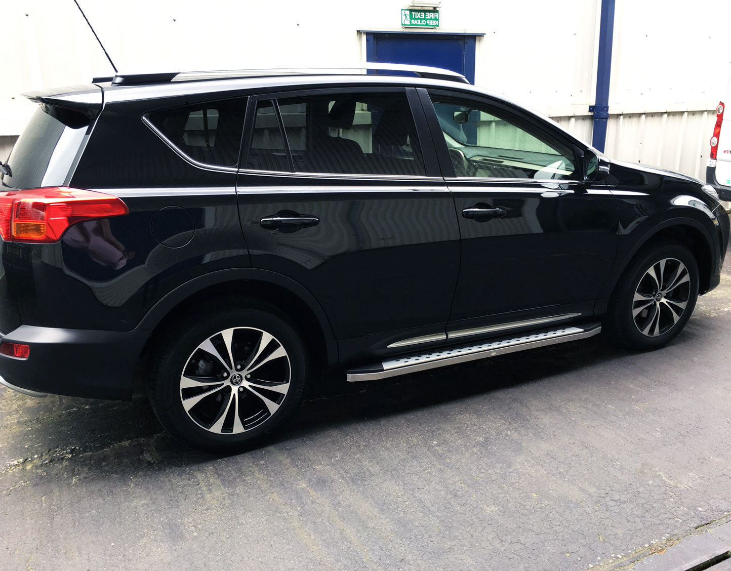 Toyota RAV4 Bj. 16-18 Trittbretter "Freedom" - Direct 4x4 Autozubehör