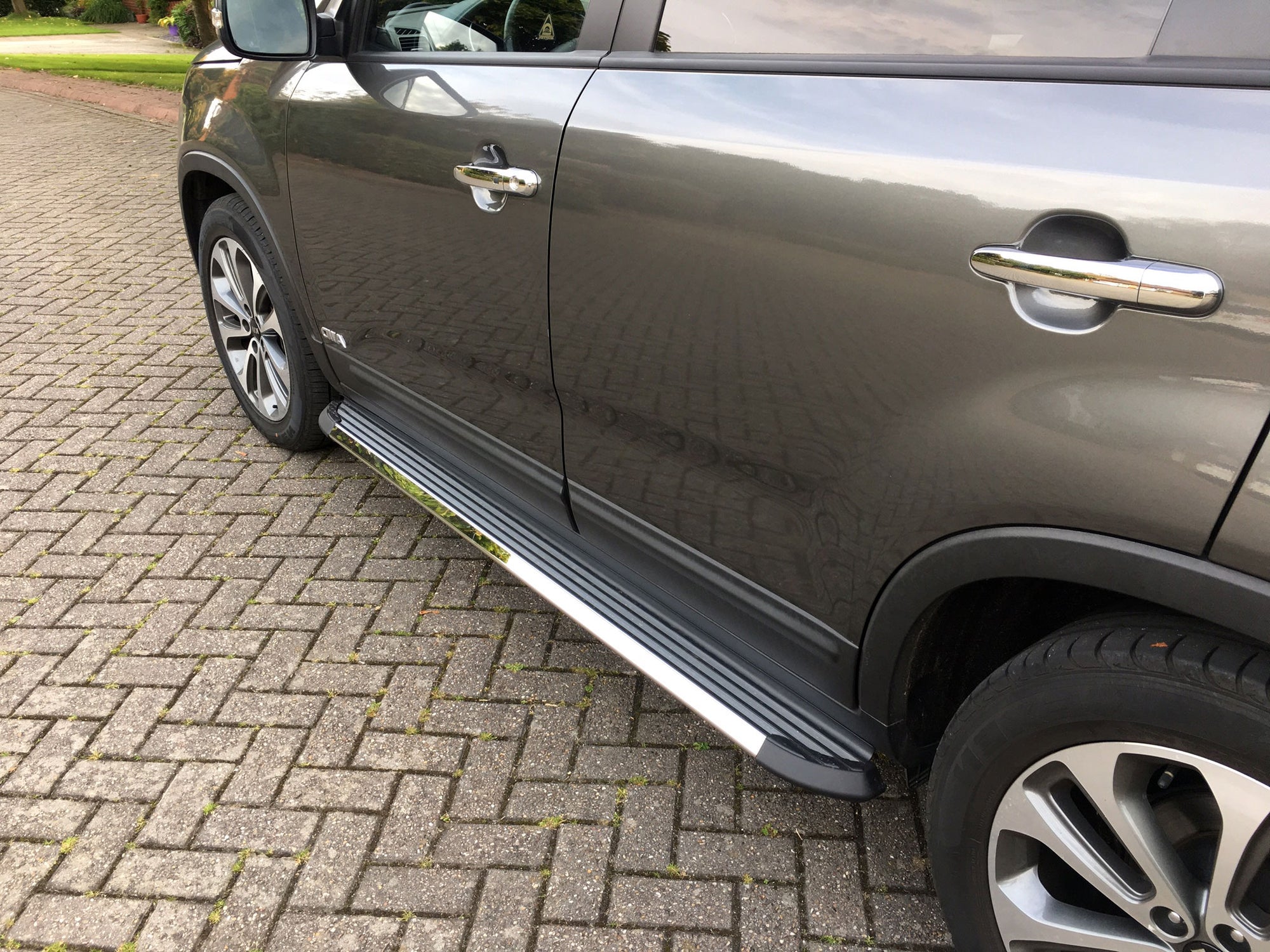 Kia Sorento Bj. 13-15 Trittbretter "Stingray" - Direct 4x4 Autozubehör