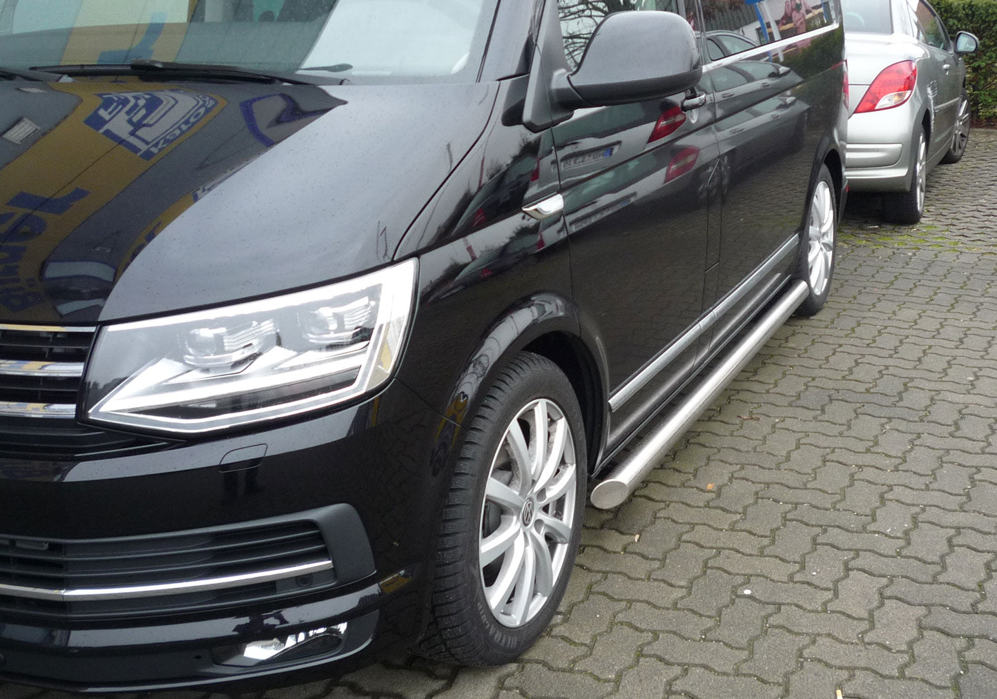 VW T6 ab Bj. 15 Kurzer Radstand Edelstahl Schwellerrohre mit 45° Enden ohne Auftritt - Direct 4x4 Autozubehör