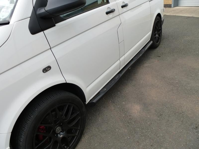 VW T6 ab Bj. 15 Kurzer RS schwarze Schwellerrohre 45° Enden Mit Auftritt - Direct 4x4 Autozubehör