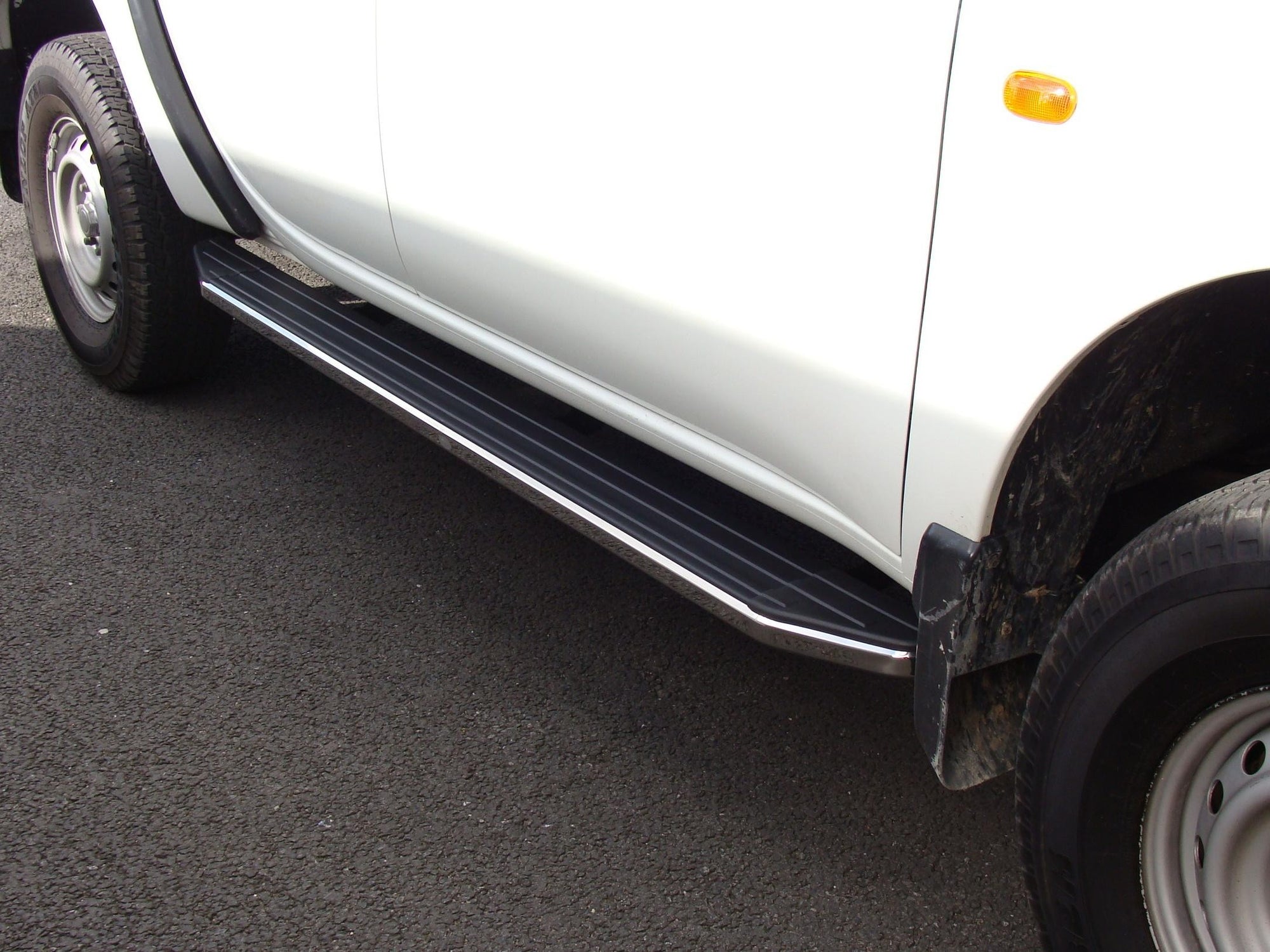 Mitsubishi L200 Bj. 05-15 Trittbretter "Raptor" - Direct 4x4 Autozubehör