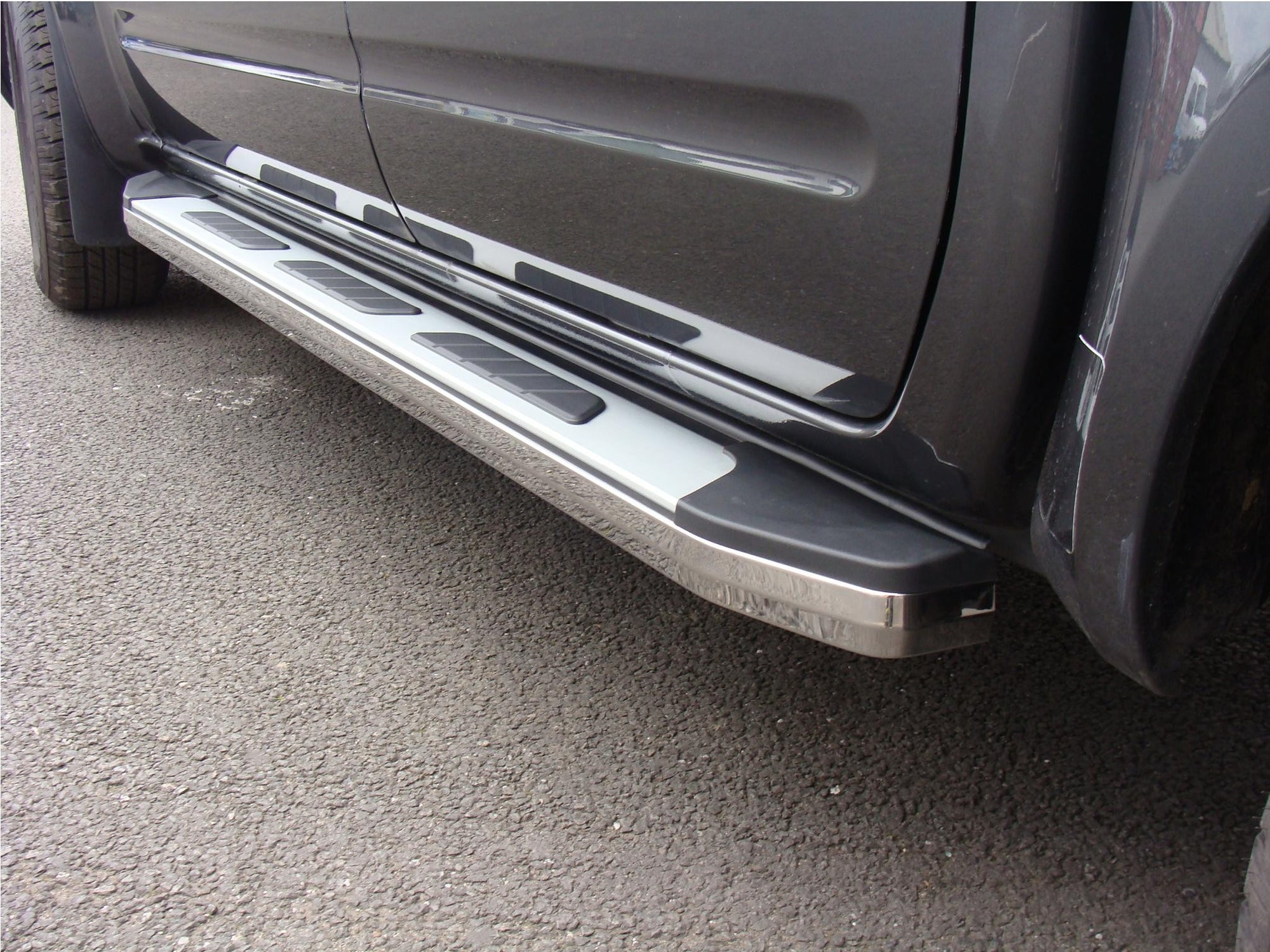 Nissan Navara D40 Double Cab Bj. 06-15 Trittbretter "Suburban" - Direct 4x4 Autozubehör