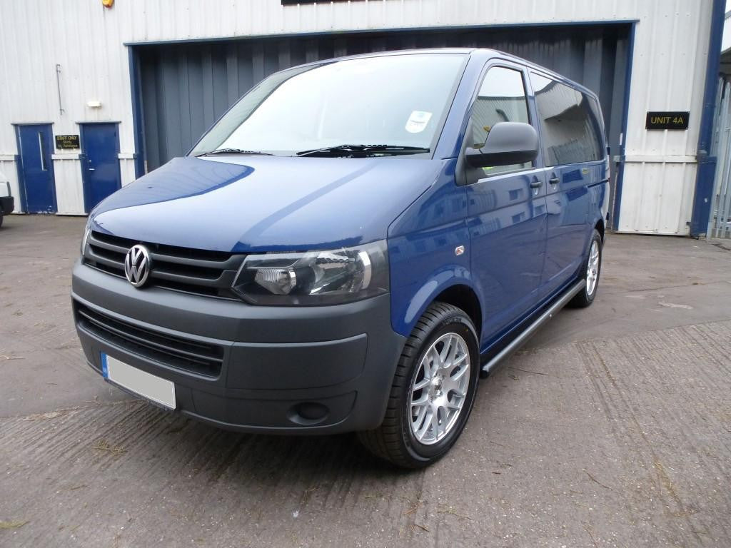 VW T5 Bj. 03-09 Kurzer Radstand schwarze Schwellerrohre mit 45° Enden ohne Stufenpads - Direct 4x4 Autozubehör