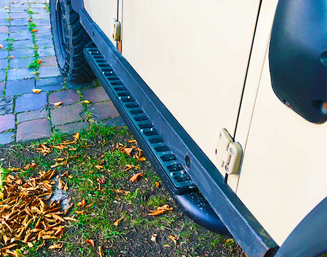 Land Rover Defender 110 Bj. 83-16 schwarze Schwellerrohre - Direct 4x4 Autozubehör