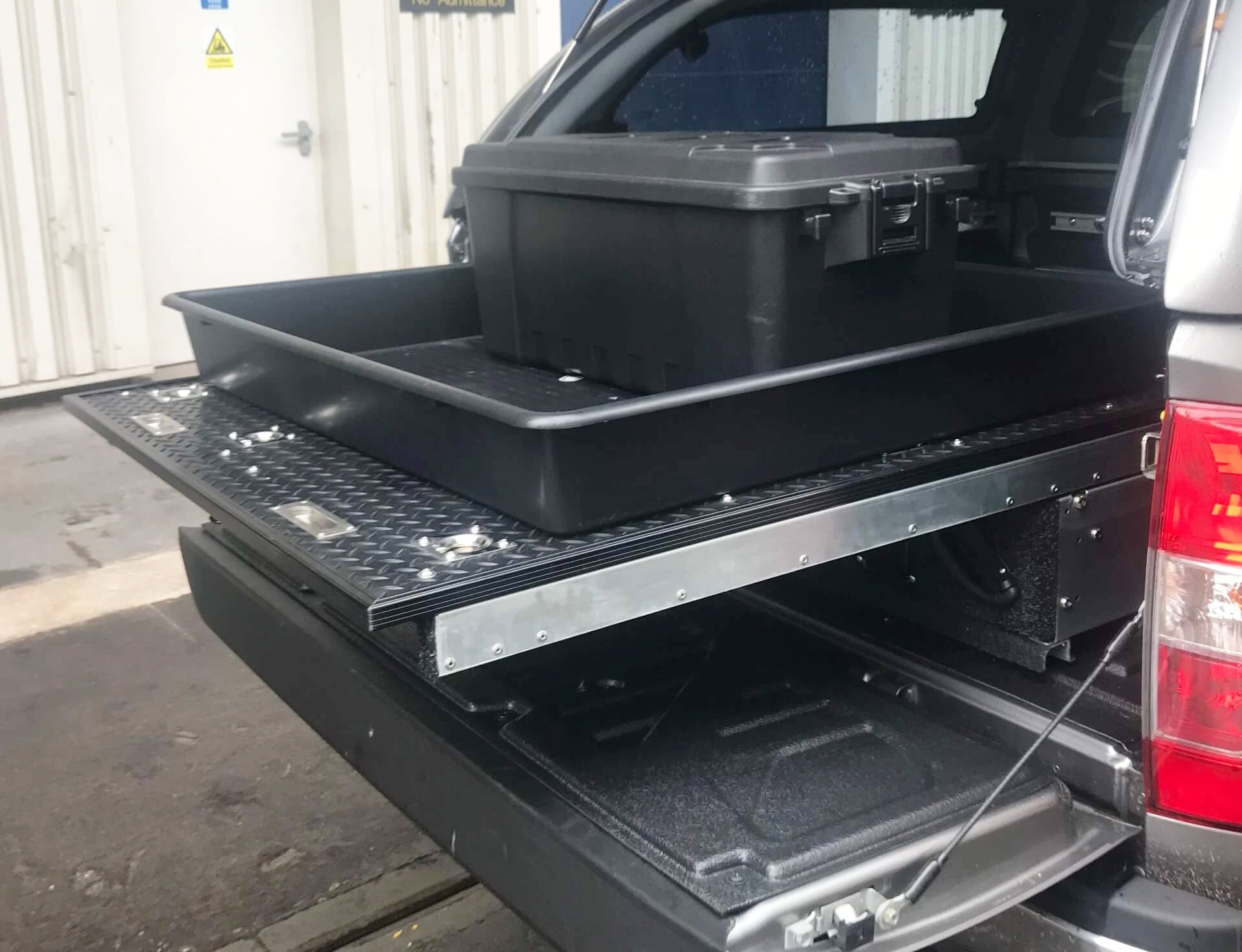 Schubkasten System "TopOne" 130 x 100 x 30cm mit Gummi-Belag - Direct 4x4 Autozubehör