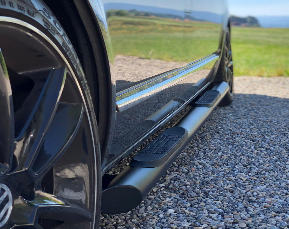 VW T6 ab Bj. 15 Kurzer RS schwarze Schwellerrohre 45° Enden Mit Auftritt - Direct 4x4 Autozubehör