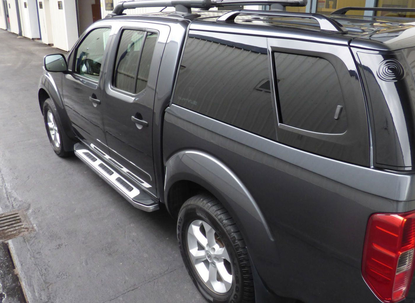 Nissan Navara D40 Double Cab Bj. 06-15 Trittbretter "Suburban" - Direct 4x4 Autozubehör