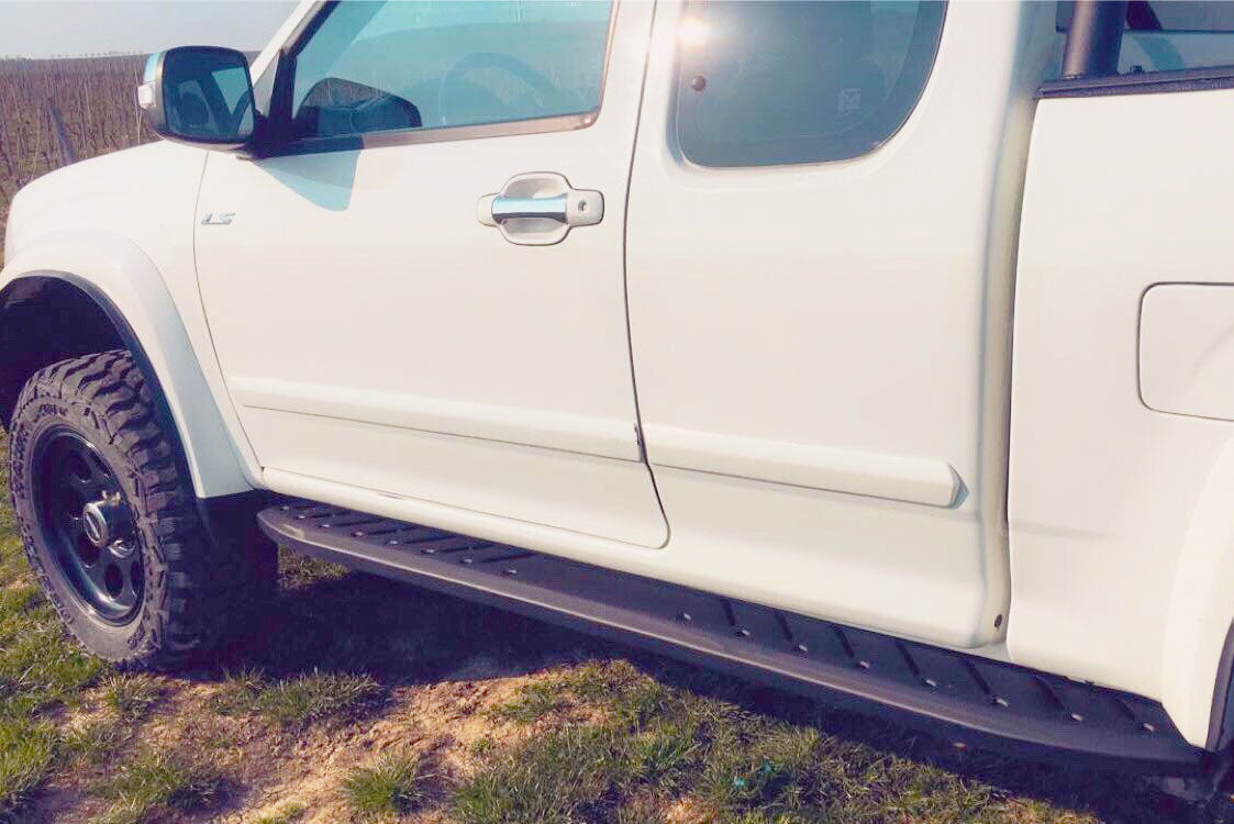 Isuzu D-Max Bj. 07-12 Trittbretter "Shark" - Direct 4x4 Autozubehör