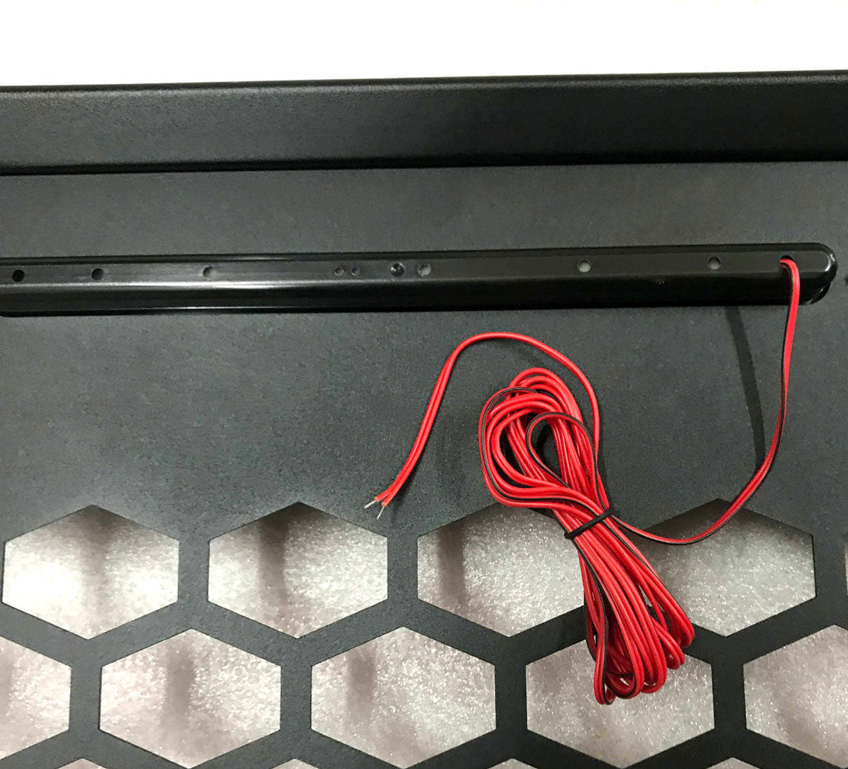 VW Amarok Bj. 10-22 Aluminium Heckscheiben-Schutzgitter - Direct 4x4 Autozubehör