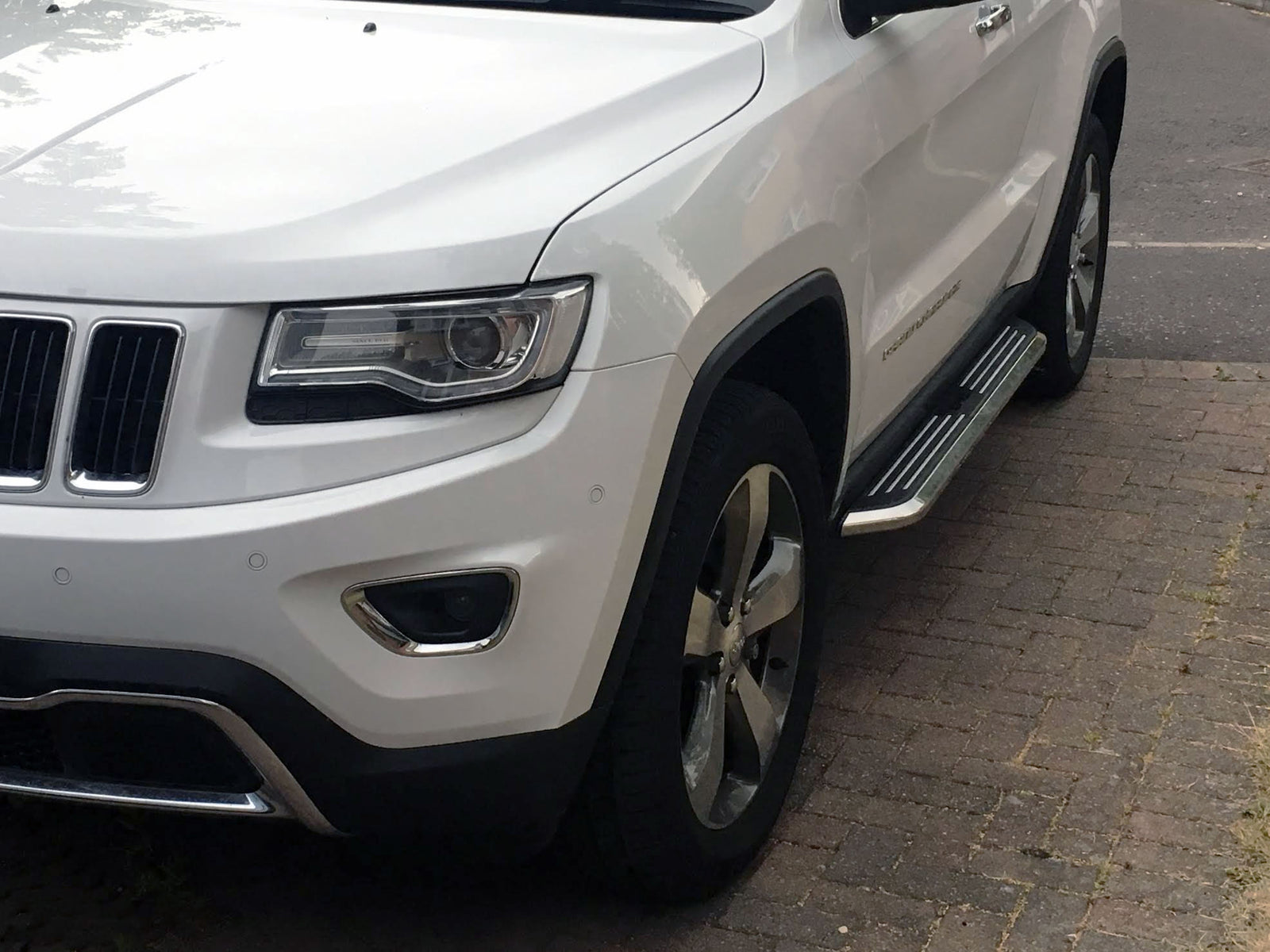 Jeep Grand Cherokee Bj. 11-14 Trittbretter "Premier" - Direct 4x4 Autozubehör