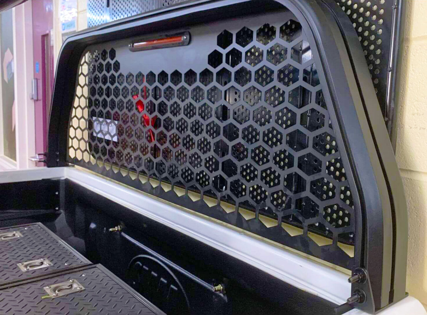 VW Amarok Bj. 10-22 Aluminium Heckscheiben-Schutzgitter - Direct 4x4 Autozubehör