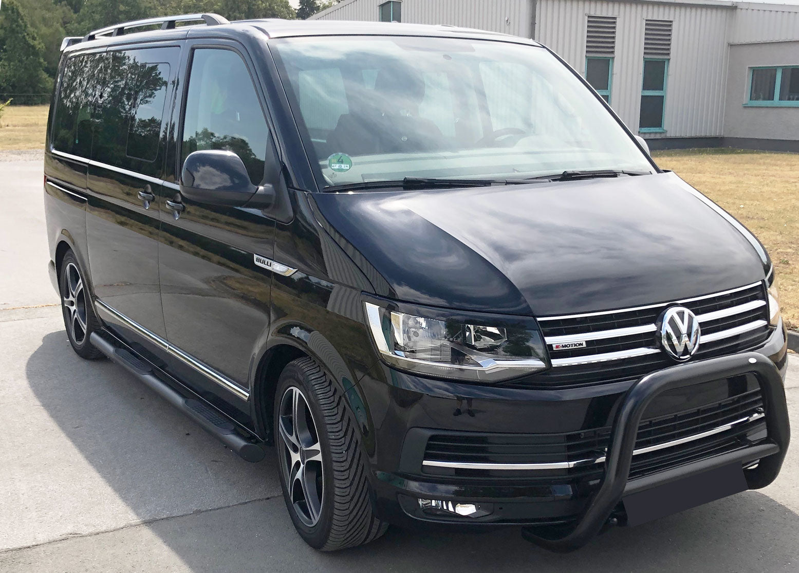 VW T5 Bj. 03-09 Kurzer RS schwarze Schwellerrohre 45° Enden Mit Auftritt - Direct 4x4 Autozubehör